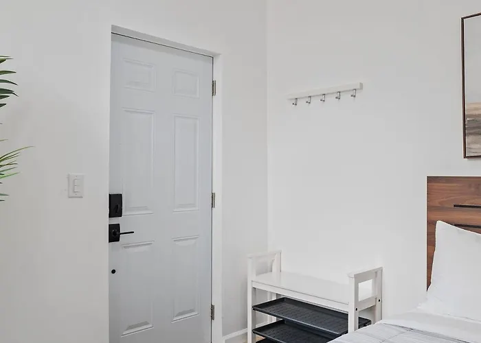 Shadyside, !2 Bright And Stylish With Free Parking Apartment