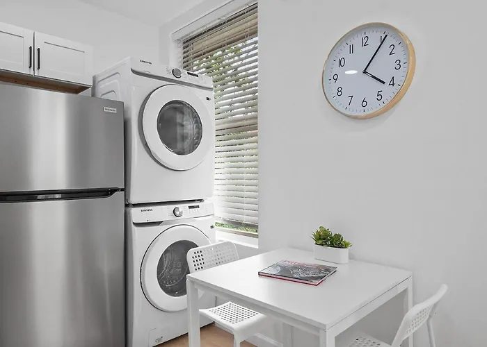 Shadyside, !2 Bright And Stylish With Free Parking