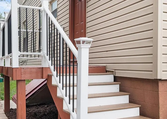 Shadyside, !2 Bright And Stylish With Free Parking Apartment