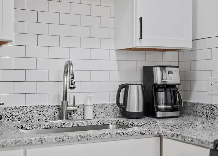 Apartment Shadyside, !2 Bright And Stylish With Free Parking
