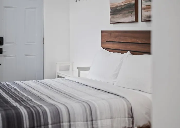 Shadyside, !2 Bright And Stylish With Free Parking Apartment *
