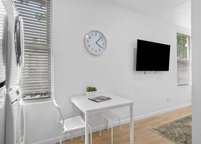 Shadyside, !2 Bright And Stylish With Free Parking